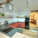 Designer 2br Duplex In With Wifi Ac 아파트