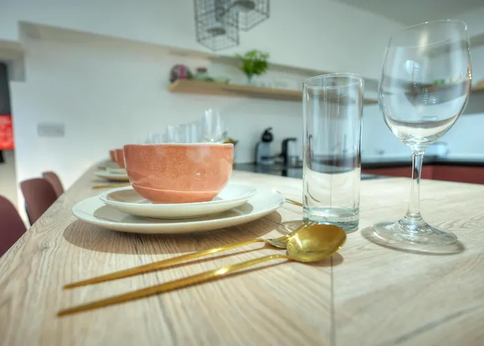 Designer 2br Duplex In With Wifi Ac 아파트 슬리에마