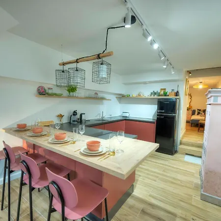 Designer 2br Duplex In With Wifi Ac スリーマ
