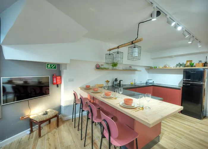 Designer 2br Duplex In With Wifi Ac * سليمة