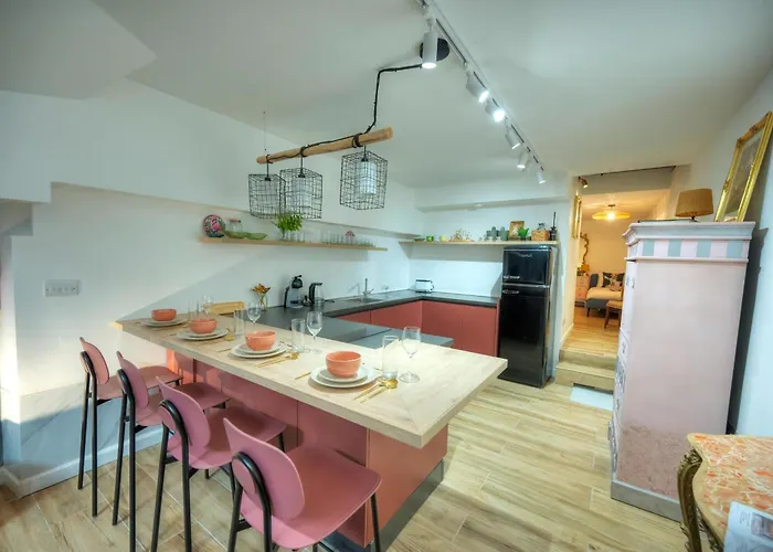 Designer 2br Duplex In With Wifi Ac سليمة