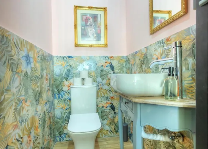 Designer 2br Duplex In With Wifi Ac شقة سليمة